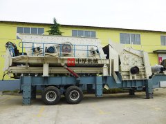 移動式破碎機具有高底部和比操作半掛車更小的車身寬度
